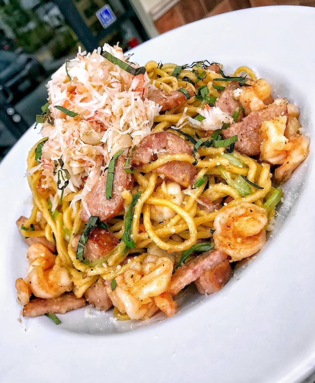 Garlic noodles with seafood